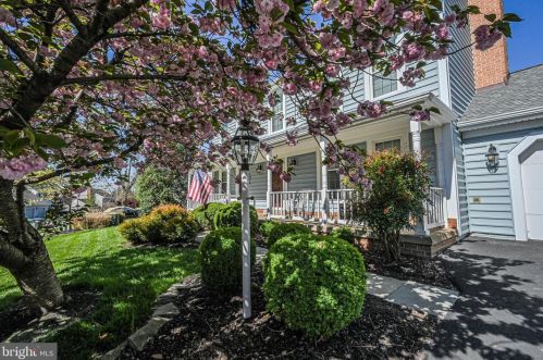 8942 Kenilworth Dr, Springfield, VA 22015-2175