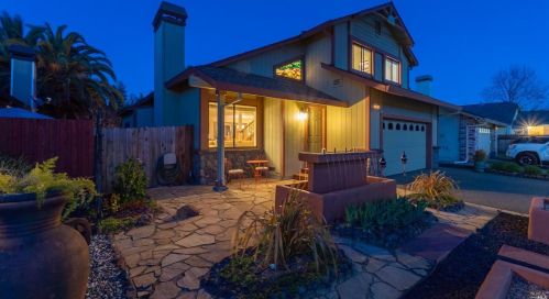 112 Los Robles Ave, Windsor, CA 95492-8009