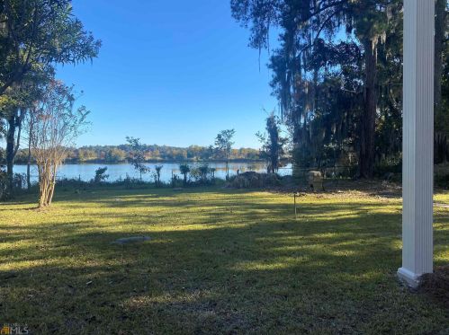 133 Perry Dr, Midway, GA 31320-3657