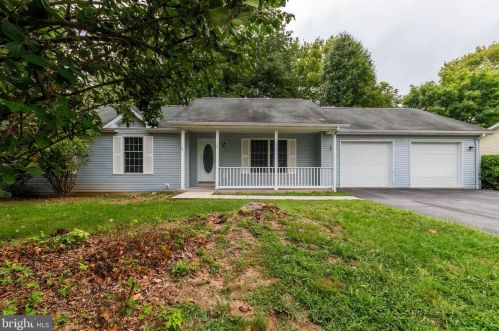17 Stanford Ln, Falling Waters, WV 25419-3976