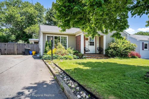 20 Ann St, East Freehold NJ  07728-1944 exterior