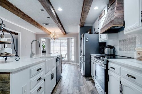 105 Twin Oaks Ct, Azle, TX 76020-4015