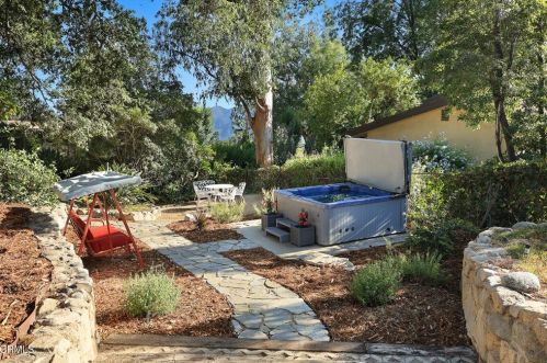 2512 Rockdell St, Glendale CA 91214-2221 exterior