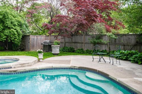 17 Leavitt Ln, Princeton NJ  08540-3921 exterior