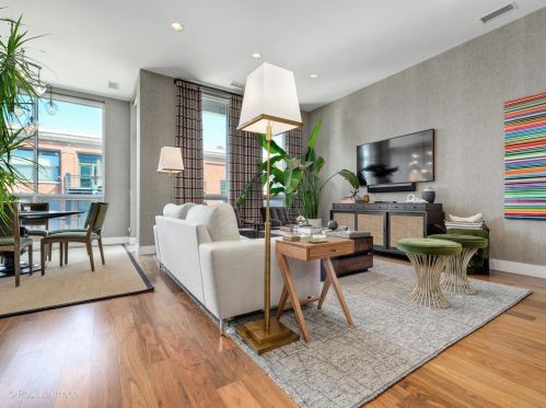 122 Aberdeen St, Chicago, IL 60607-2004