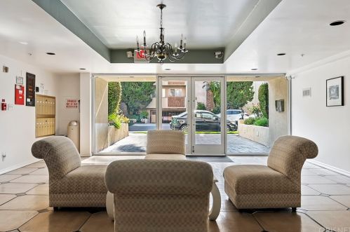 4426 Ventura Canyon Ave, Van Nuys CA  91423-3721 exterior
