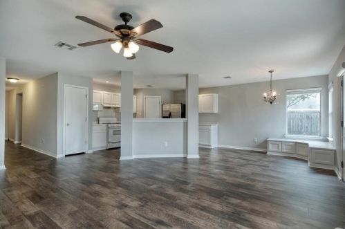 640 Goldenrod St, Uhland TX  78640-5456 exterior