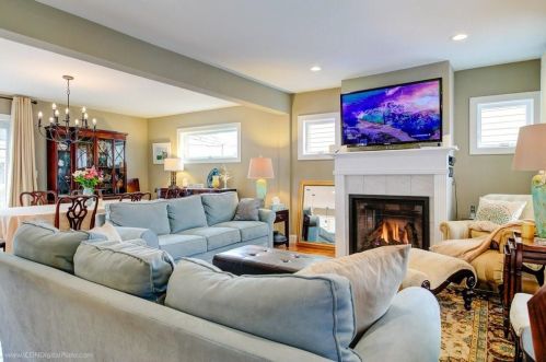 7 Dean Ave, Middletown, RI 02840-3405
