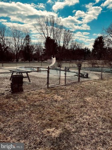 1811 Briggs Chaney Rd, Silver Spring MD 20905-4511 exterior