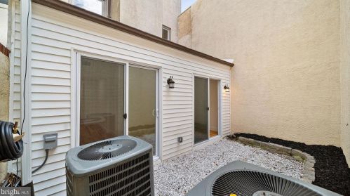 512 4 St, Philadelphia PA 19133-3105 exterior