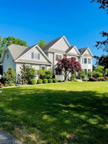 3 Ella Rd, Sparta, NJ 07871-4018