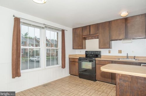8002 Sleepy View Ln, Springfield, VA 22153-2920