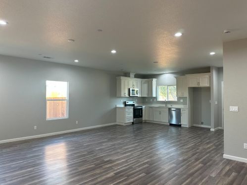 649 Easy St, Merced, CA 95340-9396
