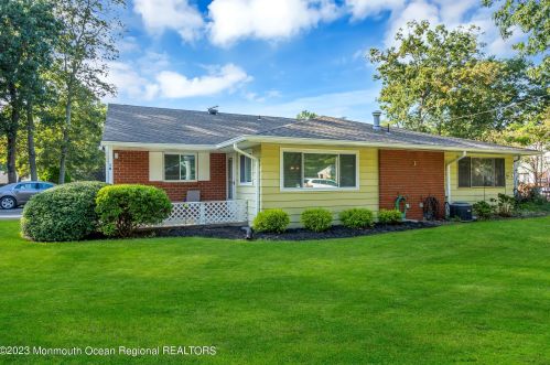 3 Heron St, Lakehurst, NJ 08759-5101