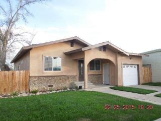 132 Birch Ave, Coalinga, CA 93210-2806