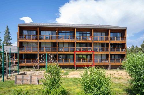 11591 Snowpeak Way, Truckee CA  96161-7093 exterior