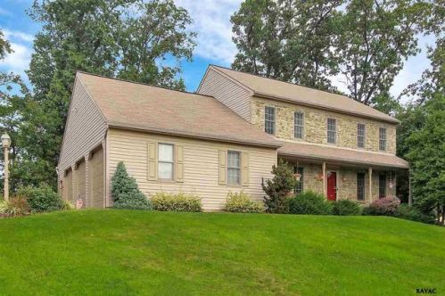 985 Castle Pond Dr, York, PA 17402-7557