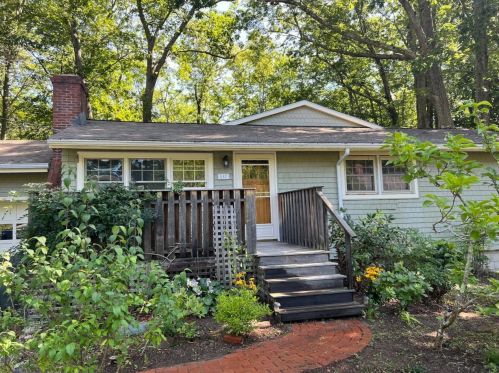 137 Walker Bungalow Rd, Portsmouth, NH 03801-5545