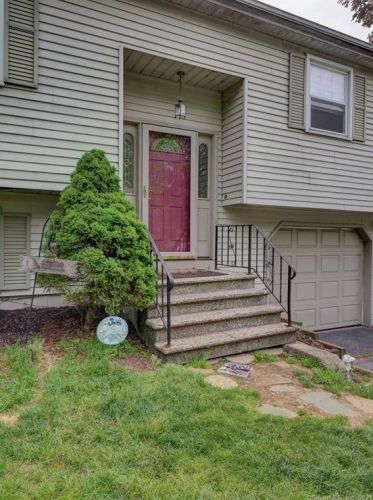 6 Grieb Ct, Wallingford, CT 06492-2637