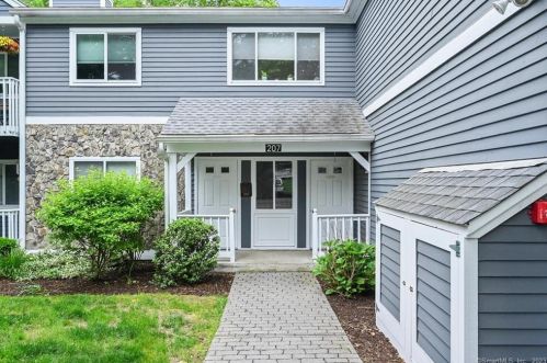 207 Windgate Cir, Upper Stepney, CT 06468-2824