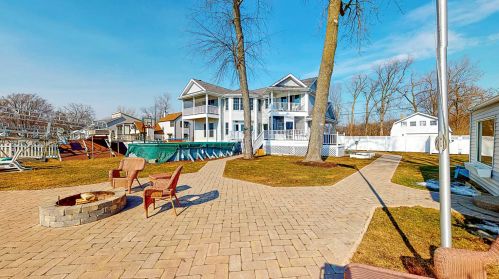 41868 Venn Rd, Antioch, IL 60002-8252