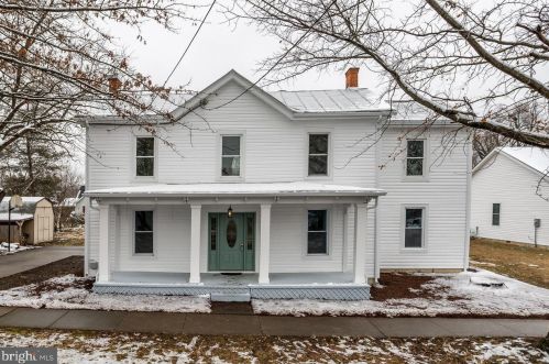 205 6th St, Grottoes, VA 24441-2626