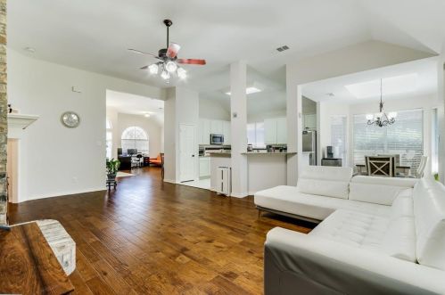 1525 Bastrop Dr, Carrollton TX 75010-6423 exterior