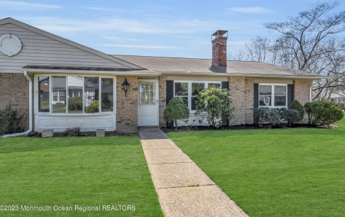 150 Buckingham Dr, Lakehurst, NJ 08759-6640