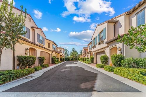 78 Rembrandt, Irvine CA  92620-7314 exterior