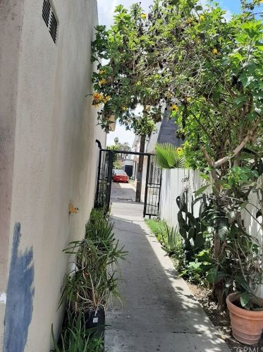 310 Wakefield Ave, Anaheim CA  92802-4222 exterior