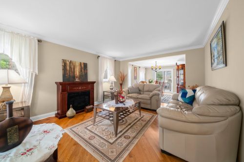 7424 Kostner Ave, Skokie, IL 60076-3826