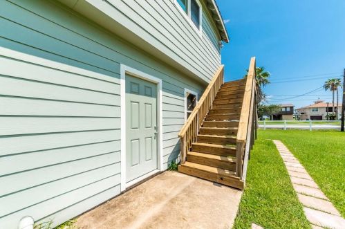 2013 Todville Rd, Taylor Lake Village TX  77586-3721 exterior