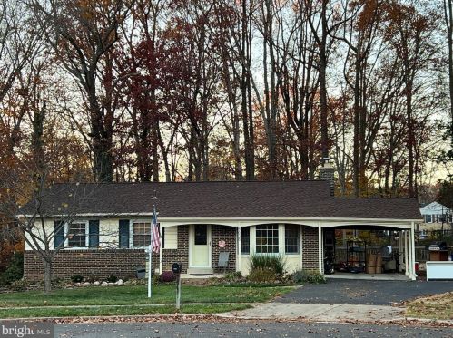 8638 Woodview Dr, Springfield VA  22153-1548 exterior