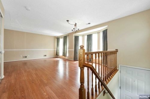 1309 Persimmon Ct, Mahwah, NJ 07430-2378
