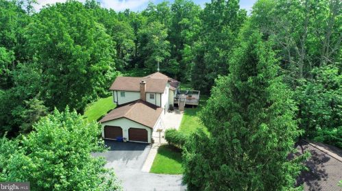 2122 Walnut Bottom Rd, Carlisle PA 17015-9122 exterior