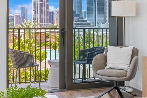 987 Queen St, Honolulu HI  96814-4118 exterior