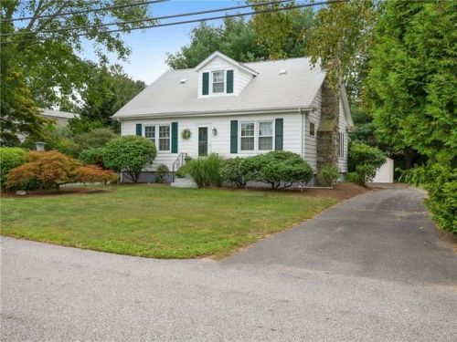 15 Kinnicutt Ave, Warren, RI 02885-1121