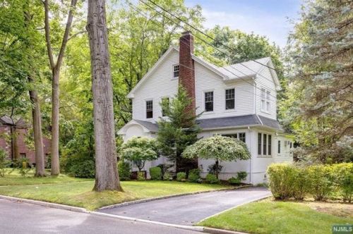 528 Sunderland Rd, Teaneck, NJ 07666-2001