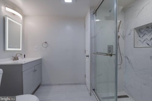 5707 Oak Leather Dr, Springfield VA  22015-2315 exterior