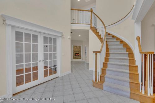 3 Maple Leaf Dr, Holmdel Village, NJ 07733-2922