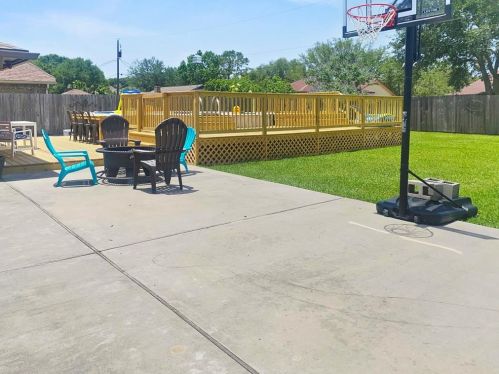 49 Colony Sq, Angleton TX 77515-3644 exterior