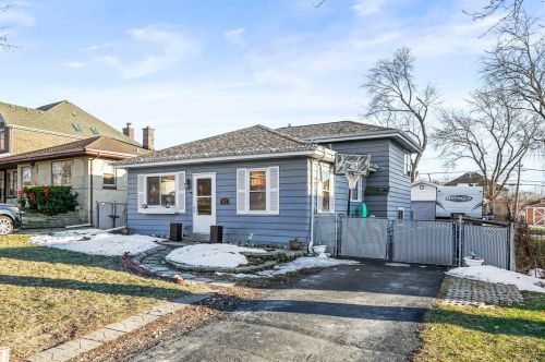 562 Crockett Ave, Elmhurst, IL 60126-1811