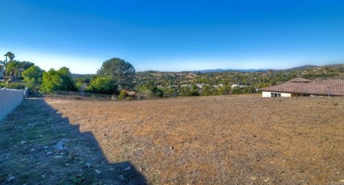 1833 Sugarbush Dr, Vista CA 92084 exterior