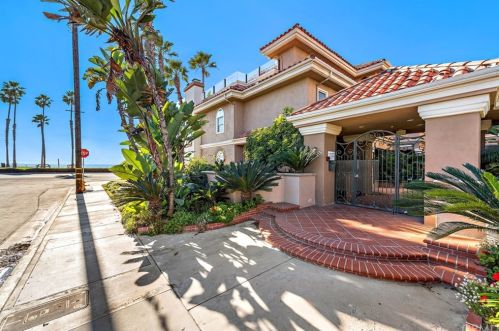 1900 Pacific Coast Hwy, Huntington Beach CA  92648-3901 exterior