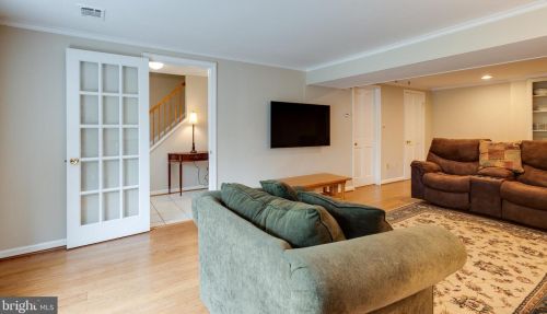 5623 Queensberry Ave, Springfield VA  22151-2711 exterior