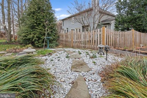 827 Spring Knoll Dr, Herndon VA  20170-3920 exterior