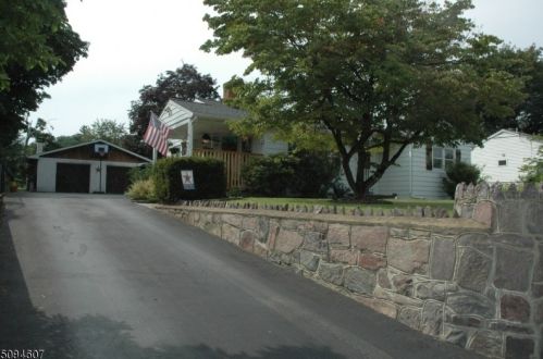 15 Union Ave, Bloomingdale, NJ 07403-1712