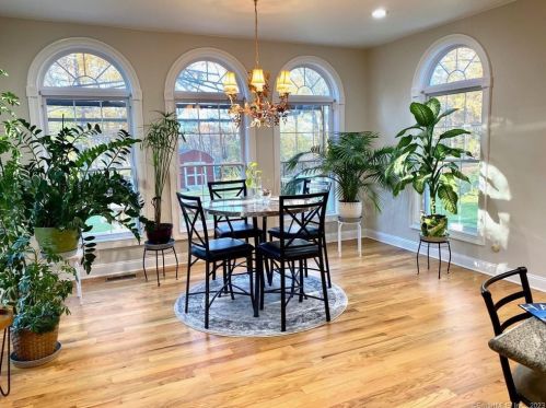 276 Soundview Ave, Huntington CT  06484-2137 exterior