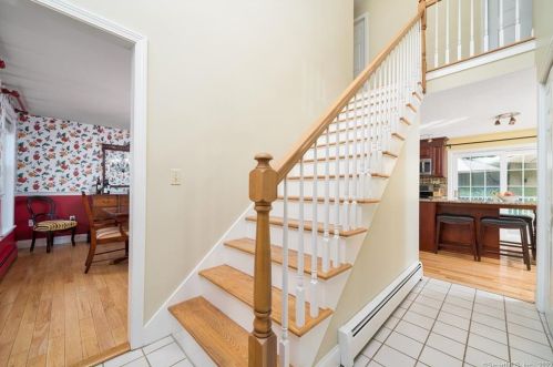 77 Sbona Dr, Middletown, CT 06457-1958