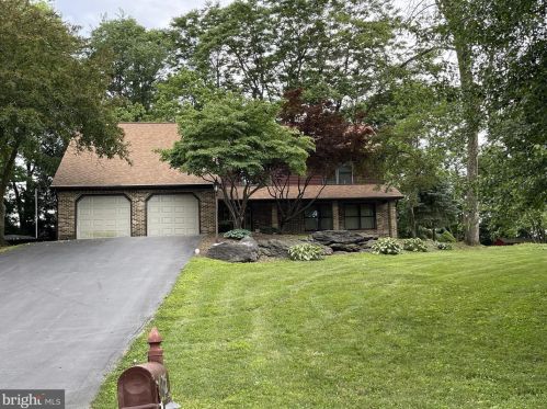 112 Bentley Ln, Lancaster PA  17603-6223 exterior